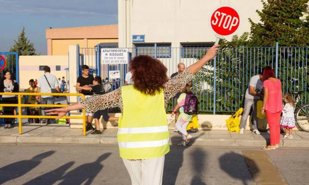 Ιεράπετρα: Οδηγός αγνόησε σχολική τροχονόμο και παραλίγο να πατήσει μαθήτριες